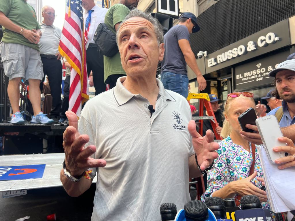 Transit union endorses Cuomo’s bid for mayor, rebukes Mamdani’s free bus proposal