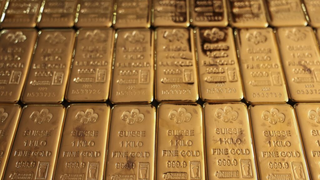 Gold hits record high on U.S. shutdown risks, rate-cut bets