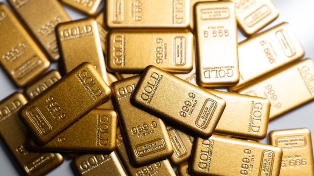 Gold heads for weekly loss as high oil prices feed inflation worries
