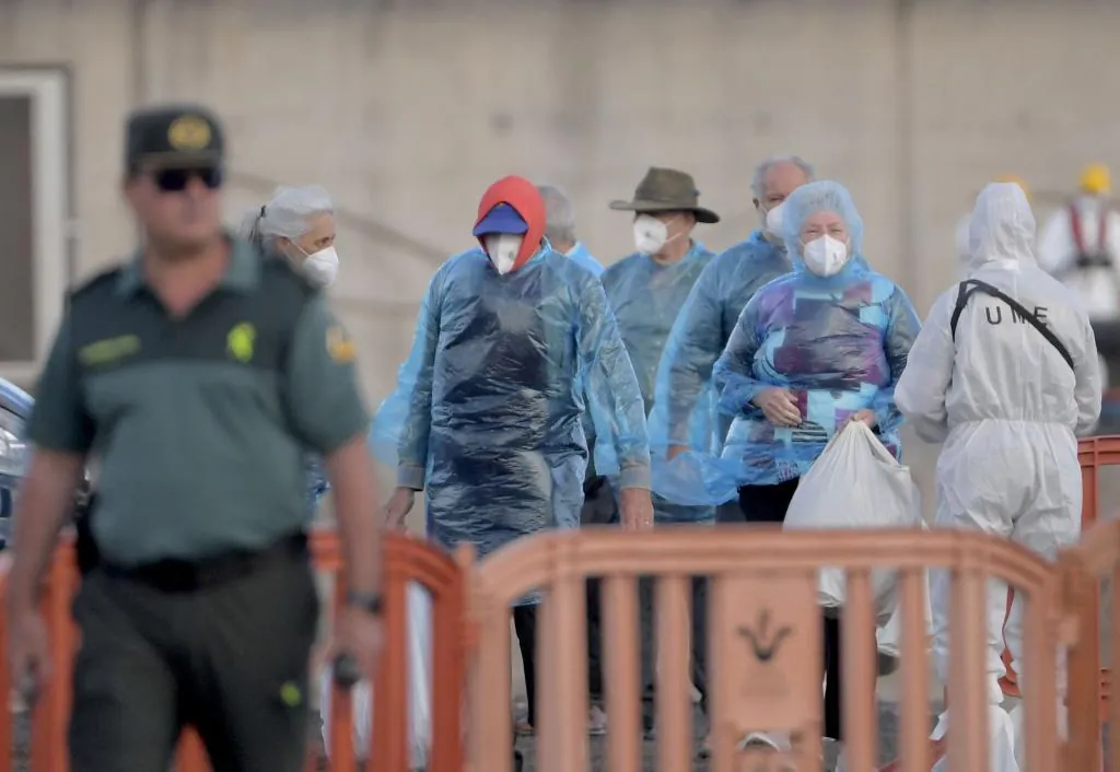 Hantavirus, última hora del brote en el crucero MV Hondius, en directo | El crucero zarpa del puerto canario tras evacuar a los últimos pasajeros